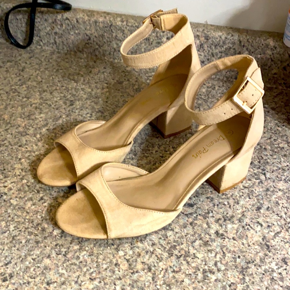 LIKE NEW Size 8 Dream Pair chunk heels worn once
